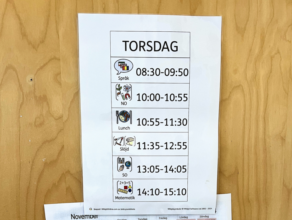 Torsdagens schema i bildstöd. Pratbubbla för samling, tallrik för lunch och samtalande ikoner för diskussion.