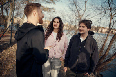 Två elever och en lärare som är ute på promenad vid vattnet.