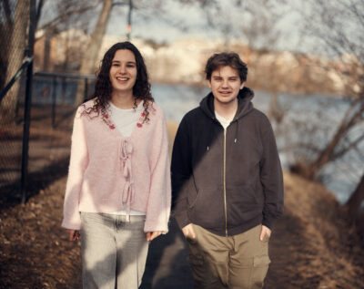 Två elever på promenad vid vattnet.