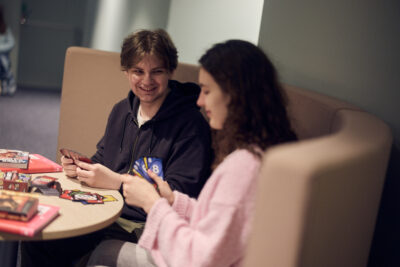 Två elever spelar kortspel tillsammans.