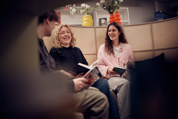 Elever som läser och skrattar tillsammans.