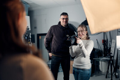 Elev som fotograferar en annan elev, samtidigt som läraren tittar på.