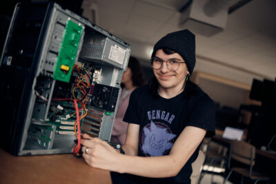 Elev som reparerar en stationär dator.