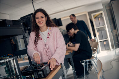 Elev som håller i en skruvmejsel.