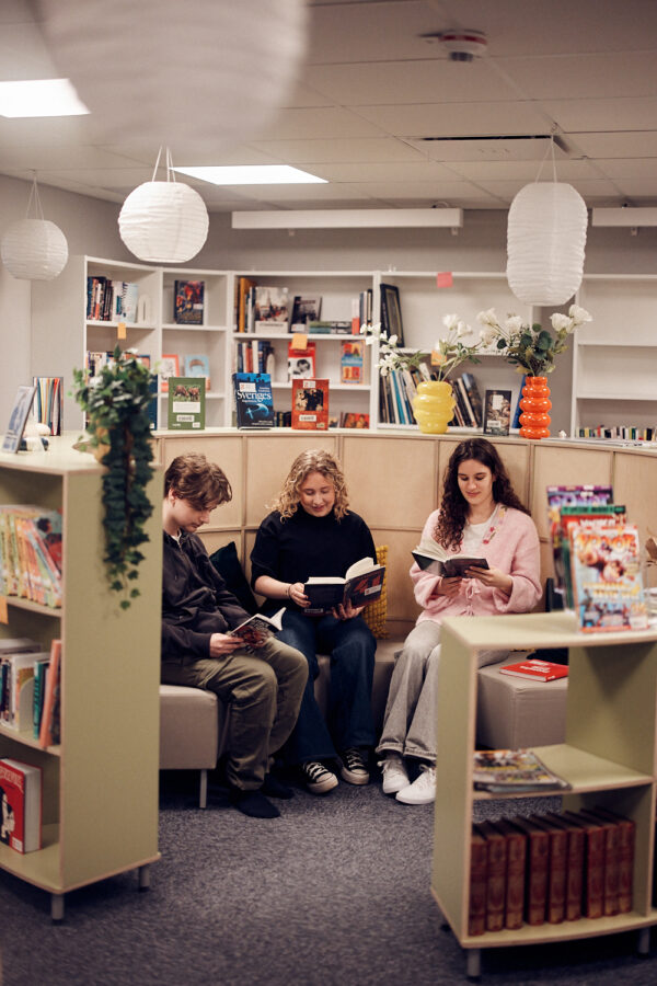 Elever läser i skolbiblioteket
