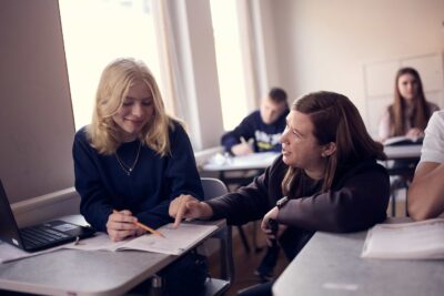 En lärare hjälper en elev under en lektion på Snitz Grundskola.