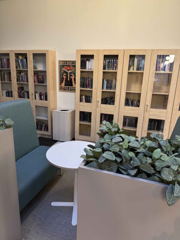 Soffgrupp i biblioteket